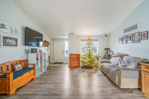 Tiny photo for 484 NE Spruce Court, Redmond, OR 97756 (MLS # 220212895)