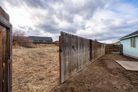 Tiny photo for 484 NE Spruce Court, Redmond, OR 97756 (MLS # 220212895)