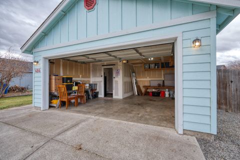 Tiny photo for 484 NE Spruce Court, Redmond, OR 97756 (MLS # 220212895)