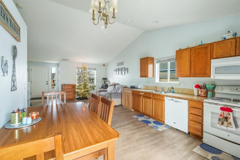 Tiny photo for 484 NE Spruce Court, Redmond, OR 97756 (MLS # 220212895)