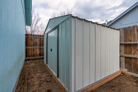 Tiny photo for 484 NE Spruce Court, Redmond, OR 97756 (MLS # 220212895)