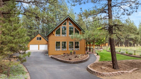 Photo of 14879 Chuckwagon Court, Sisters, OR 97759 (MLS # 220223198)