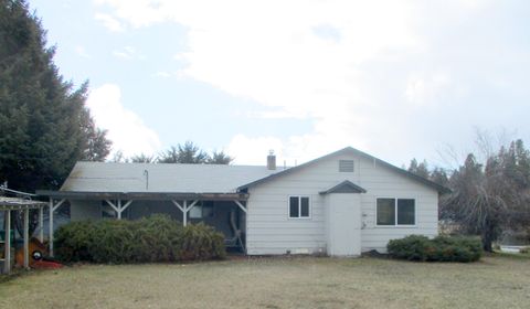 Tiny photo for 414 N Baker Avenue, Chiloquin, OR 97624 (MLS # 220217018)