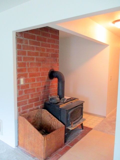 Tiny photo for 414 N Baker Avenue, Chiloquin, OR 97624 (MLS # 220217018)