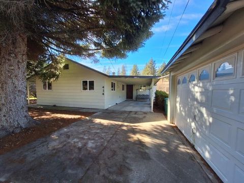 Photo of 414 N Baker Avenue, Chiloquin, OR 97624 (MLS # 220217018)