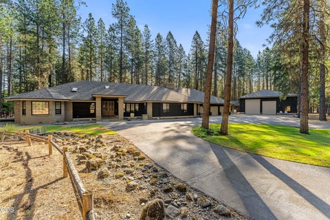 Photo of 200 Brookstone Hills Drive, Grants Pass, OR 97526 (MLS # 220227337)