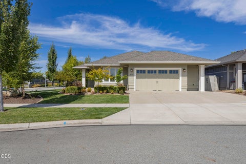 Photo of 4007 Shamrock Drive, Medford, OR 97504 (MLS # 220228649)