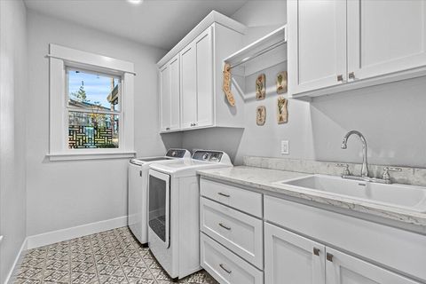 Tiny photo for 815 Gold Rush Way, Jacksonville, OR 97530 (MLS # 220214373)