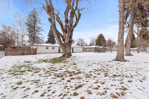 Tiny photo for 3939 Hope Street, Klamath Falls, OR 97603 (MLS # 220215700)