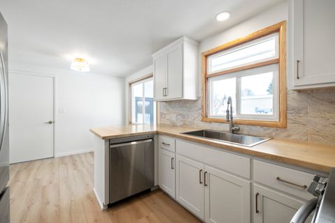 Tiny photo for 3939 Hope Street, Klamath Falls, OR 97603 (MLS # 220215700)