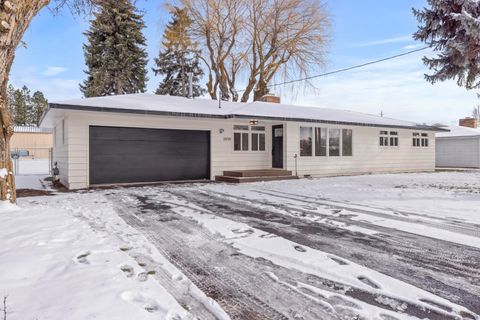 Tiny photo for 3939 Hope Street, Klamath Falls, OR 97603 (MLS # 220215700)