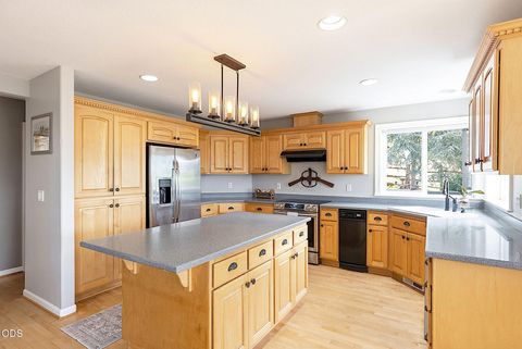 Tiny photo for 921 NE Beacon Drive, Grants Pass, OR 97526 (MLS # 220224499)