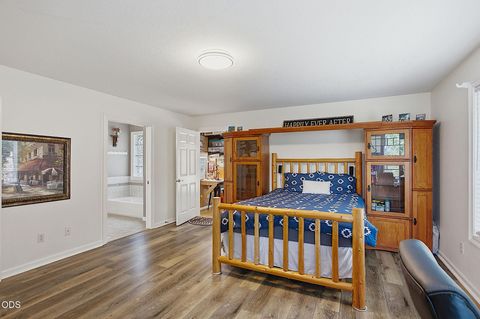 Tiny photo for 921 NE Beacon Drive, Grants Pass, OR 97526 (MLS # 220224499)