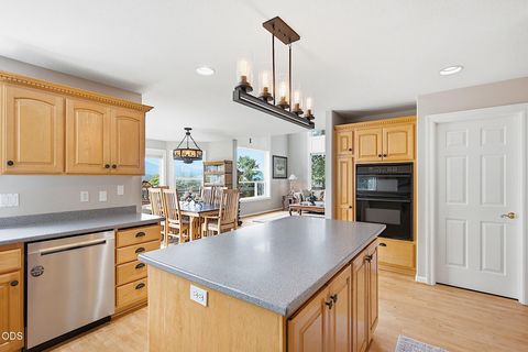 Tiny photo for 921 NE Beacon Drive, Grants Pass, OR 97526 (MLS # 220224499)