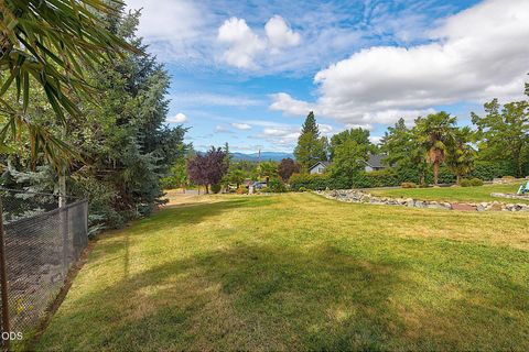 Tiny photo for 921 NE Beacon Drive, Grants Pass, OR 97526 (MLS # 220224499)