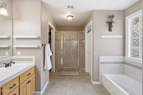 Tiny photo for 921 NE Beacon Drive, Grants Pass, OR 97526 (MLS # 220224499)