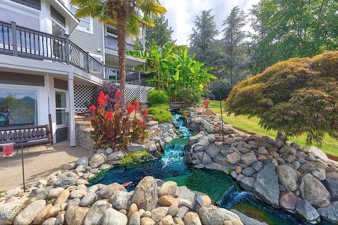Tiny photo for 921 NE Beacon Drive, Grants Pass, OR 97526 (MLS # 220224499)