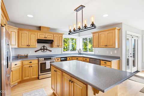 Tiny photo for 921 NE Beacon Drive, Grants Pass, OR 97526 (MLS # 220224499)