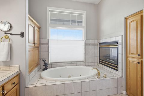 Tiny photo for 921 NE Beacon Drive, Grants Pass, OR 97526 (MLS # 220224499)