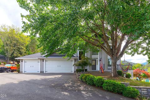 Tiny photo for 921 NE Beacon Drive, Grants Pass, OR 97526 (MLS # 220224499)