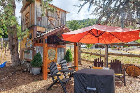 Tiny photo for 921 NE Beacon Drive, Grants Pass, OR 97526 (MLS # 220224499)