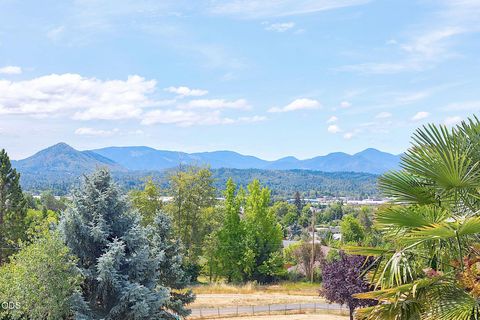 Tiny photo for 921 NE Beacon Drive, Grants Pass, OR 97526 (MLS # 220224499)