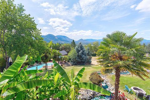 Tiny photo for 921 NE Beacon Drive, Grants Pass, OR 97526 (MLS # 220224499)