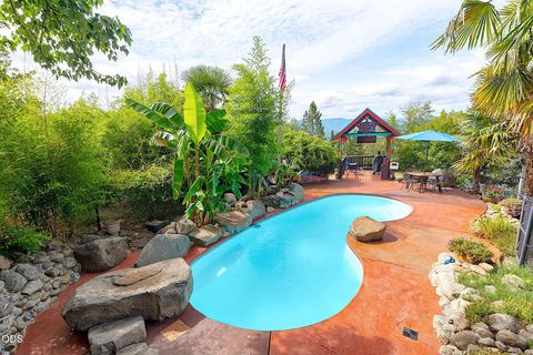 Tiny photo for 921 NE Beacon Drive, Grants Pass, OR 97526 (MLS # 220224499)