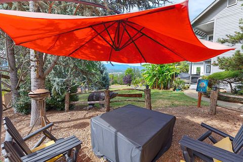 Tiny photo for 921 NE Beacon Drive, Grants Pass, OR 97526 (MLS # 220224499)