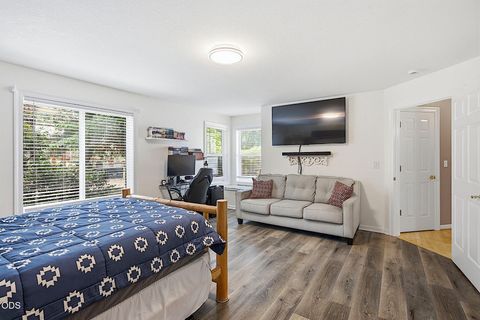 Tiny photo for 921 NE Beacon Drive, Grants Pass, OR 97526 (MLS # 220224499)