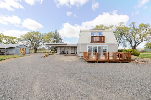 Photo of 1766 SW Quail Drive, Madras, OR 97741 (MLS # 220219638)