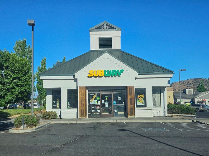 DO NOT DISTURB TENANT. Fantastic investment opportunity with Subway Sandwiches as the tenant. The 1,520
SF building with drive-thru is located on a high visibility lot of .32 acres just off Highway 20 E. Existing long term lease with credit tenant.