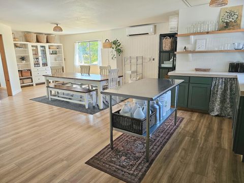 Tiny photo for 1931 Dellwood Drive, Grants Pass, OR 97526 (MLS # 220212455)