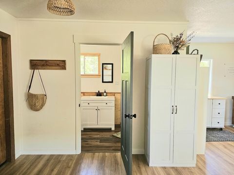 Tiny photo for 1931 Dellwood Drive, Grants Pass, OR 97526 (MLS # 220212455)