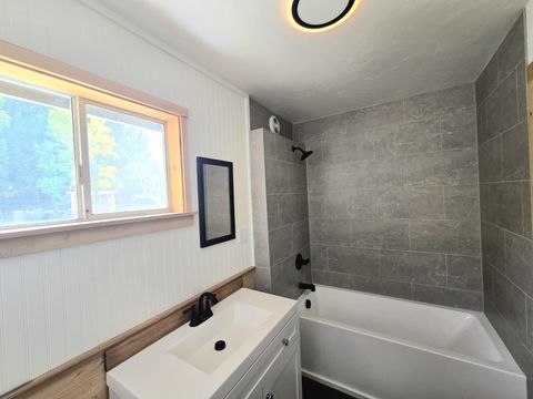 Tiny photo for 1931 Dellwood Drive, Grants Pass, OR 97526 (MLS # 220212455)