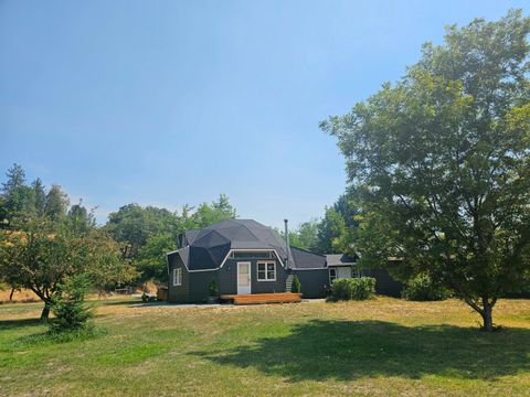 Photo of 1931 Dellwood Drive, Grants Pass, OR 97526 (MLS # 220212455)