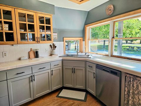 Tiny photo for 1931 Dellwood Drive, Grants Pass, OR 97526 (MLS # 220212455)