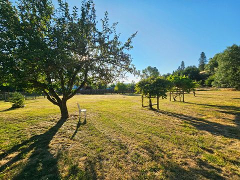 Tiny photo for 1931 Dellwood Drive, Grants Pass, OR 97526 (MLS # 220212455)