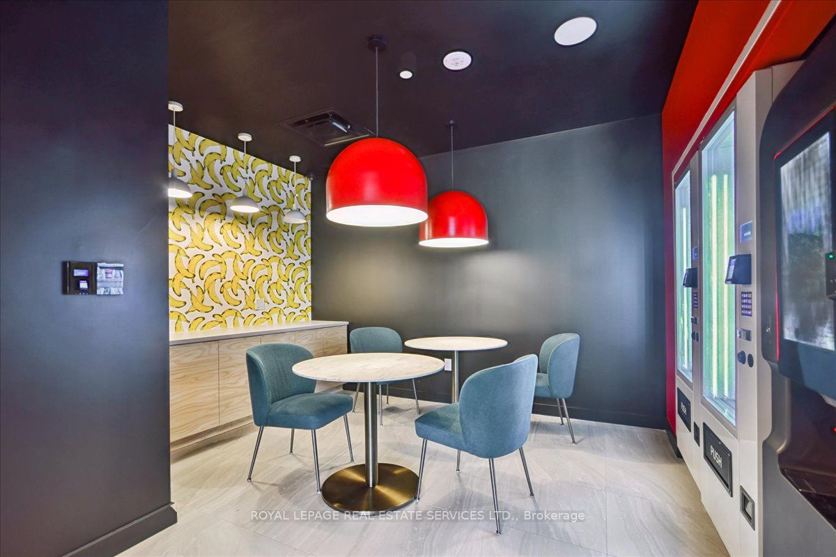 Toronto, ON M8Y 1L1, Canada, 2 Bedrooms Bedrooms, ,1 BathroomBathrooms,Residential,Active,215363