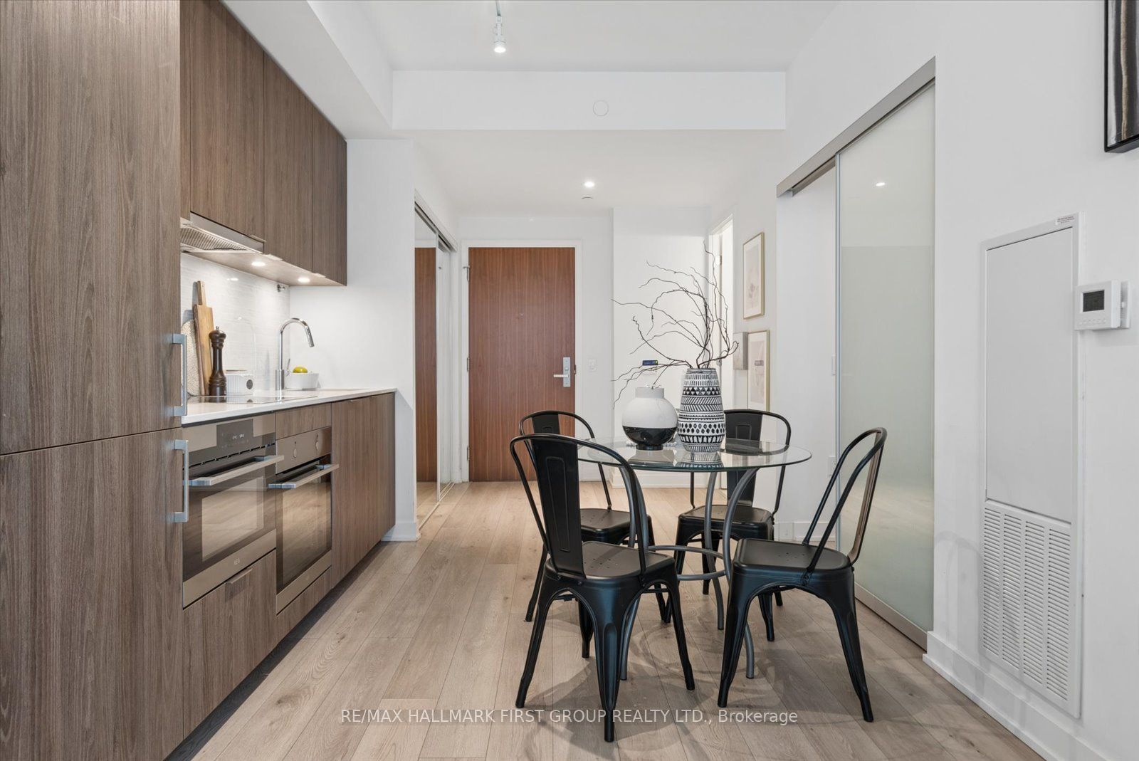 15 Queens Quay E 208