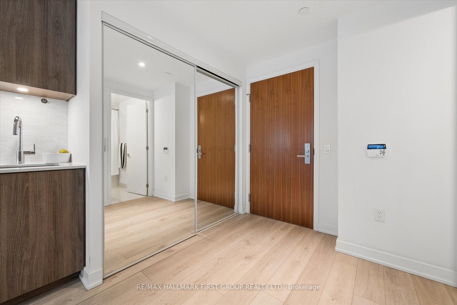 15 Queens Quay E 208