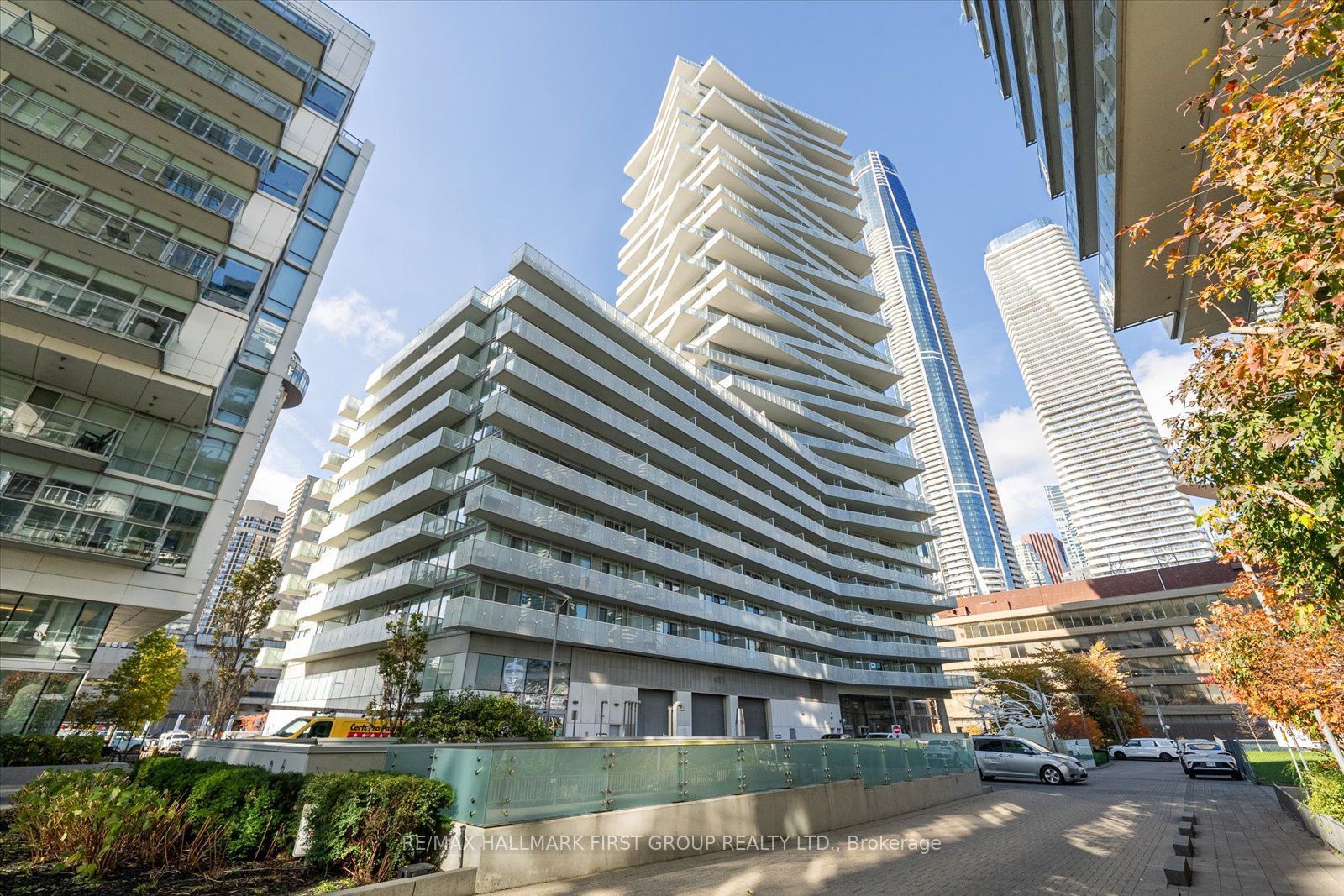 15 Queens Quay E 208
