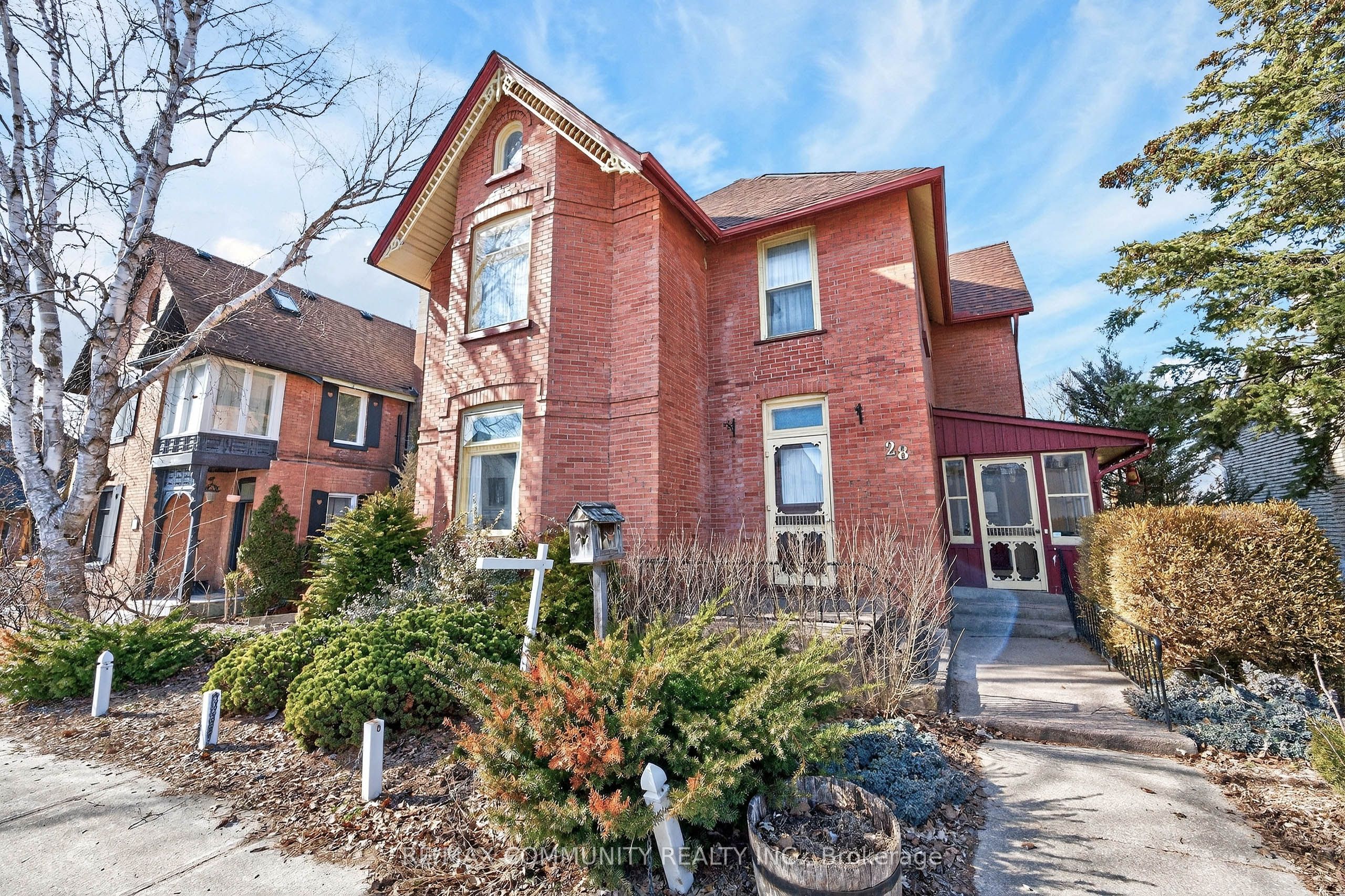 Photo 1 of 33 — 28 Queen Street, Innisfil, ON L0L 1L0