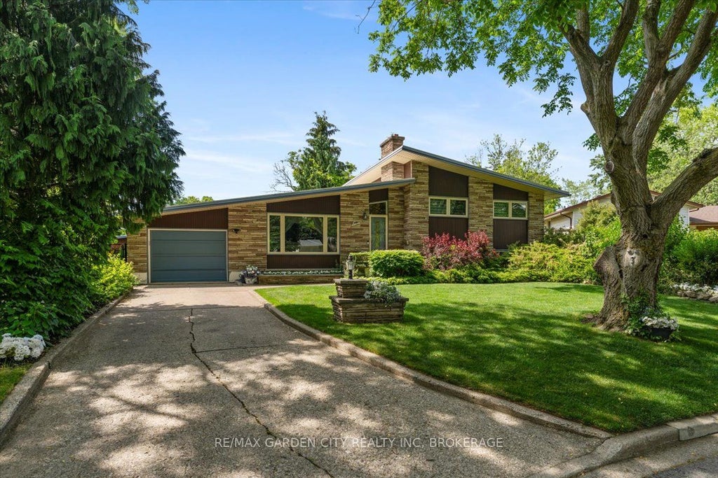 Photo of 7 Glenayr Place, St. Catharines, ON L2T 2A2 (MLS # X13131708)