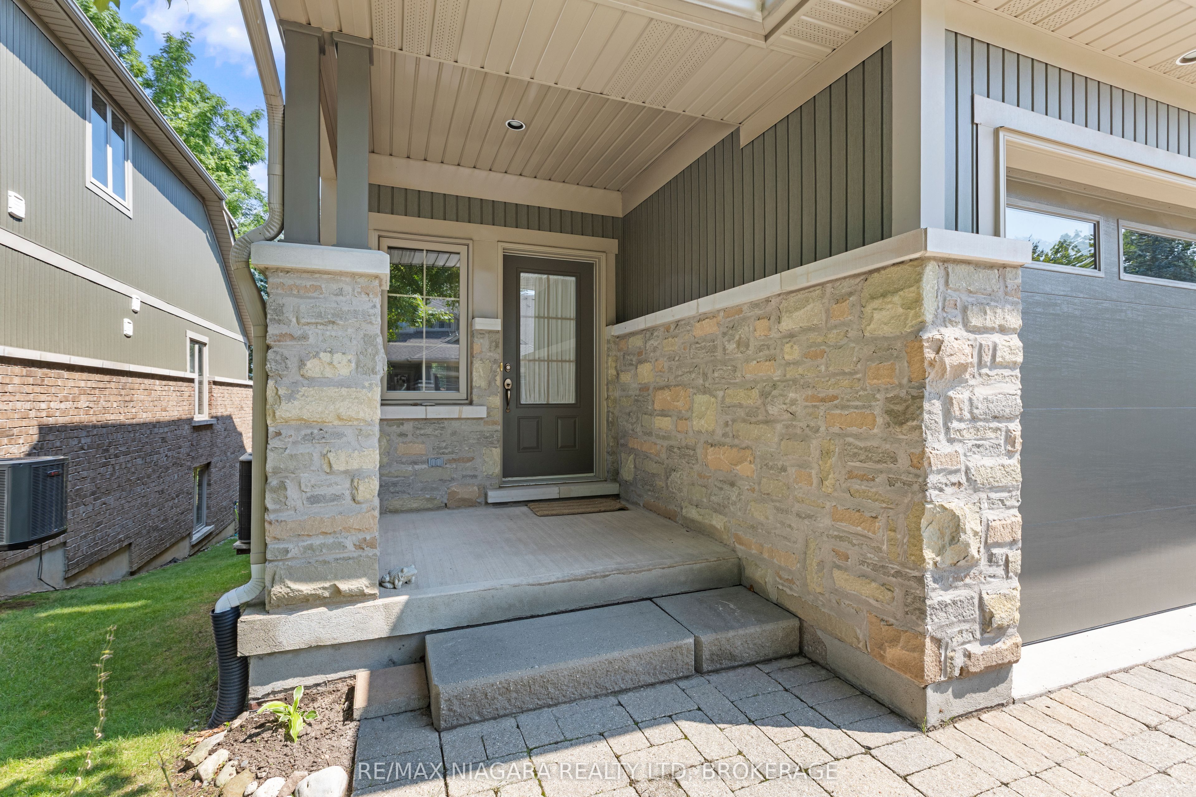 1398 Pelham Street 33