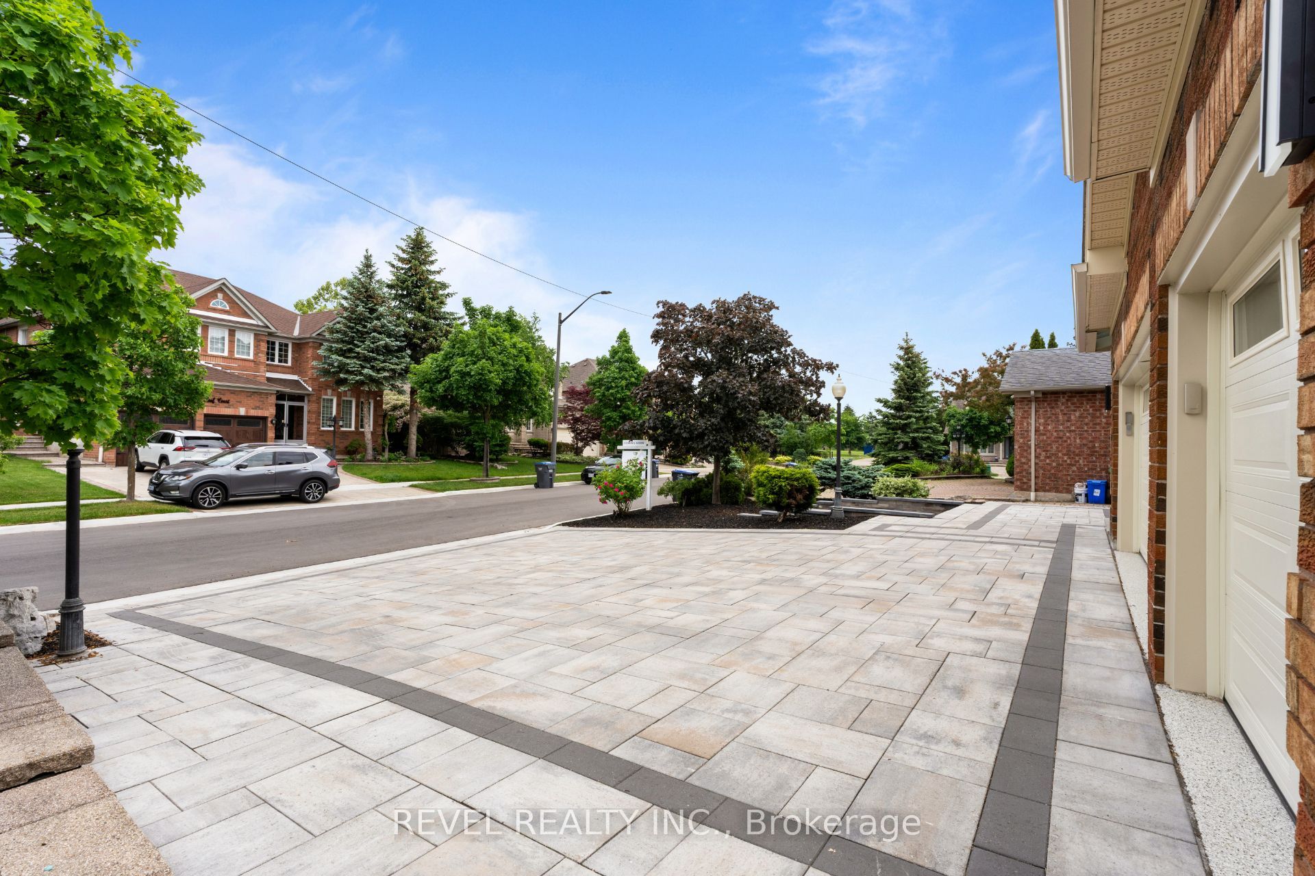 6872 Round Leaf Court