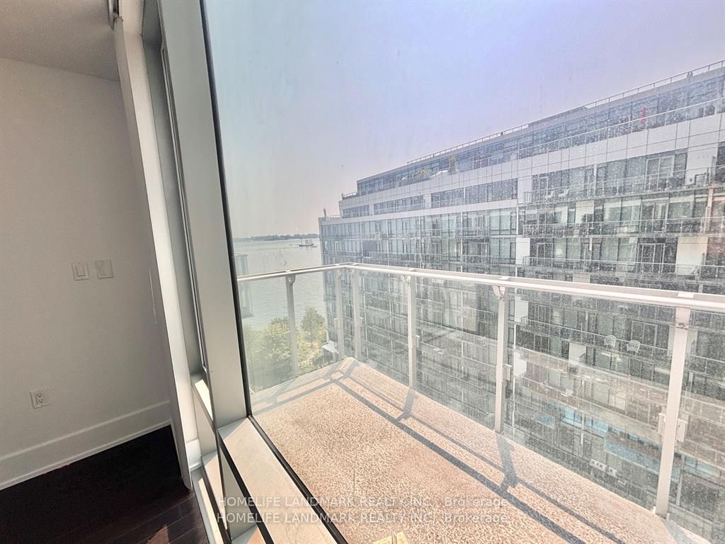 39 Queens Quay E 1029