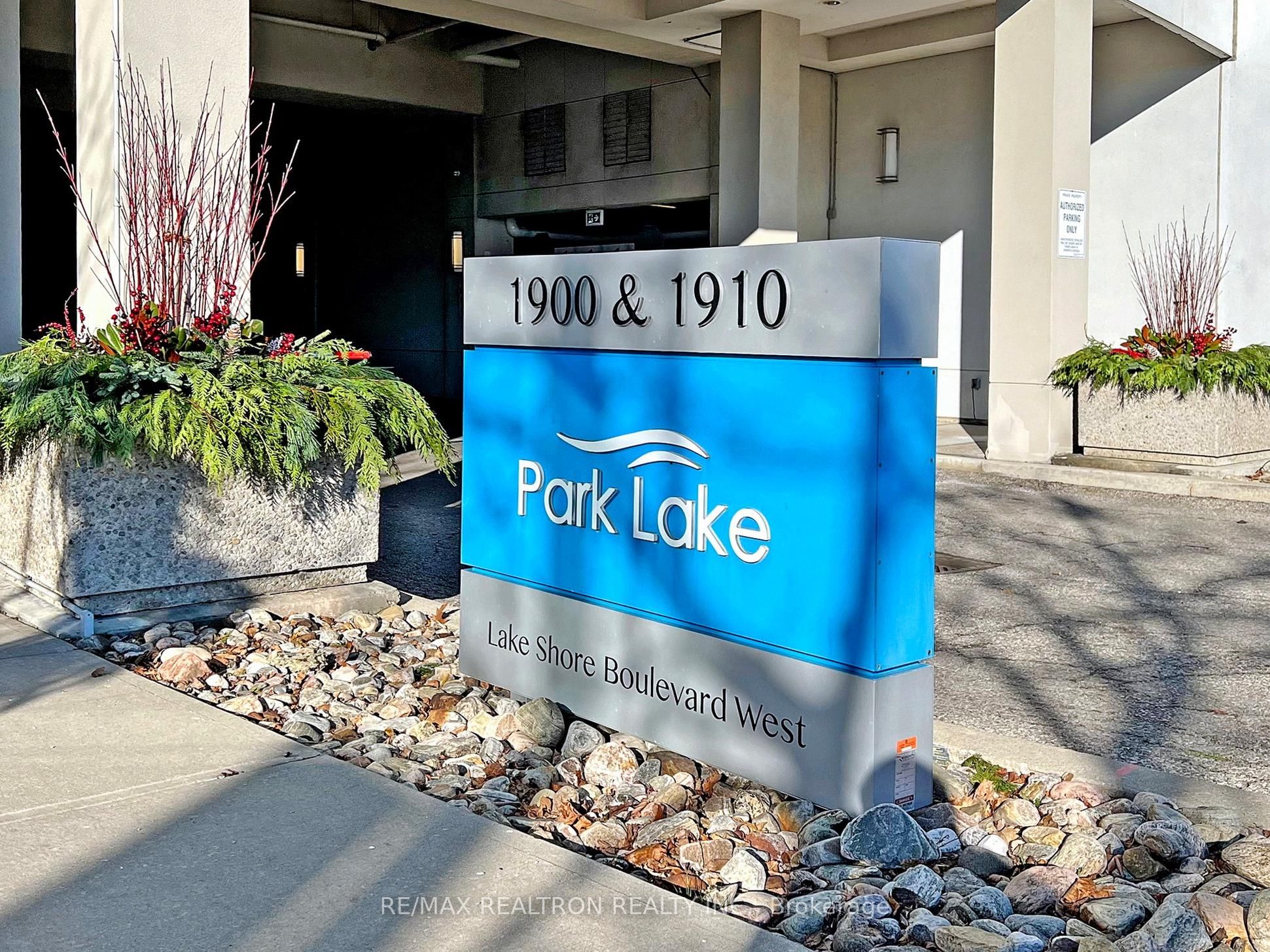 1910 Lake Shore Boulevard W PH2
