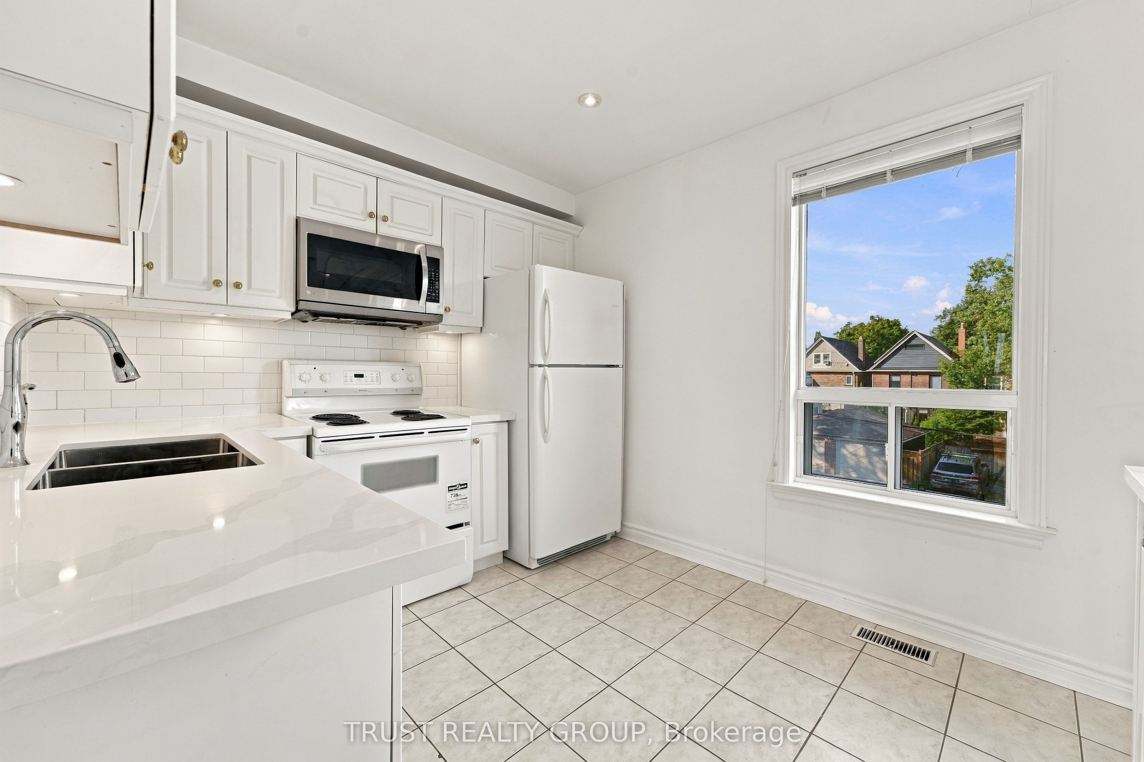 2279 Dundas Street W 2nd & 3rd Floor