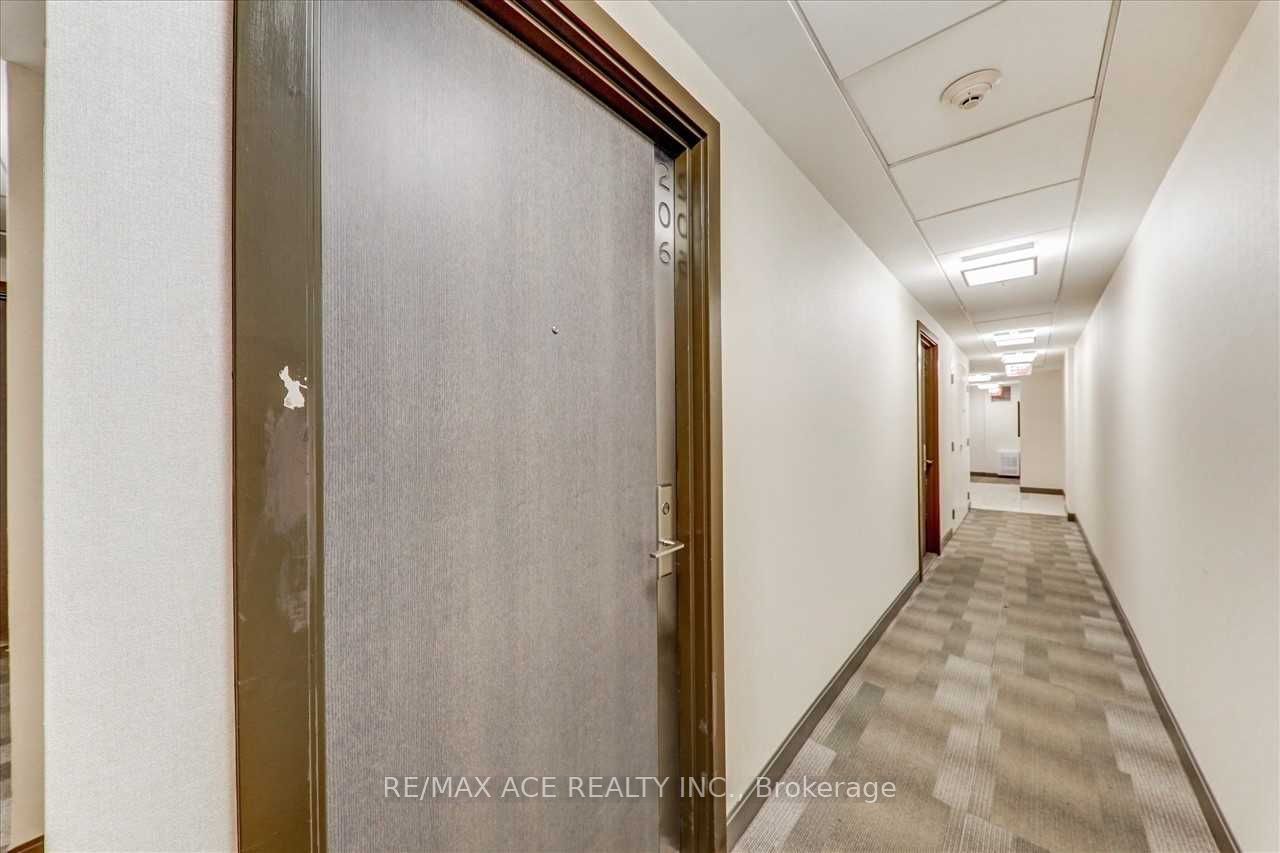 1960 Queens Street 206